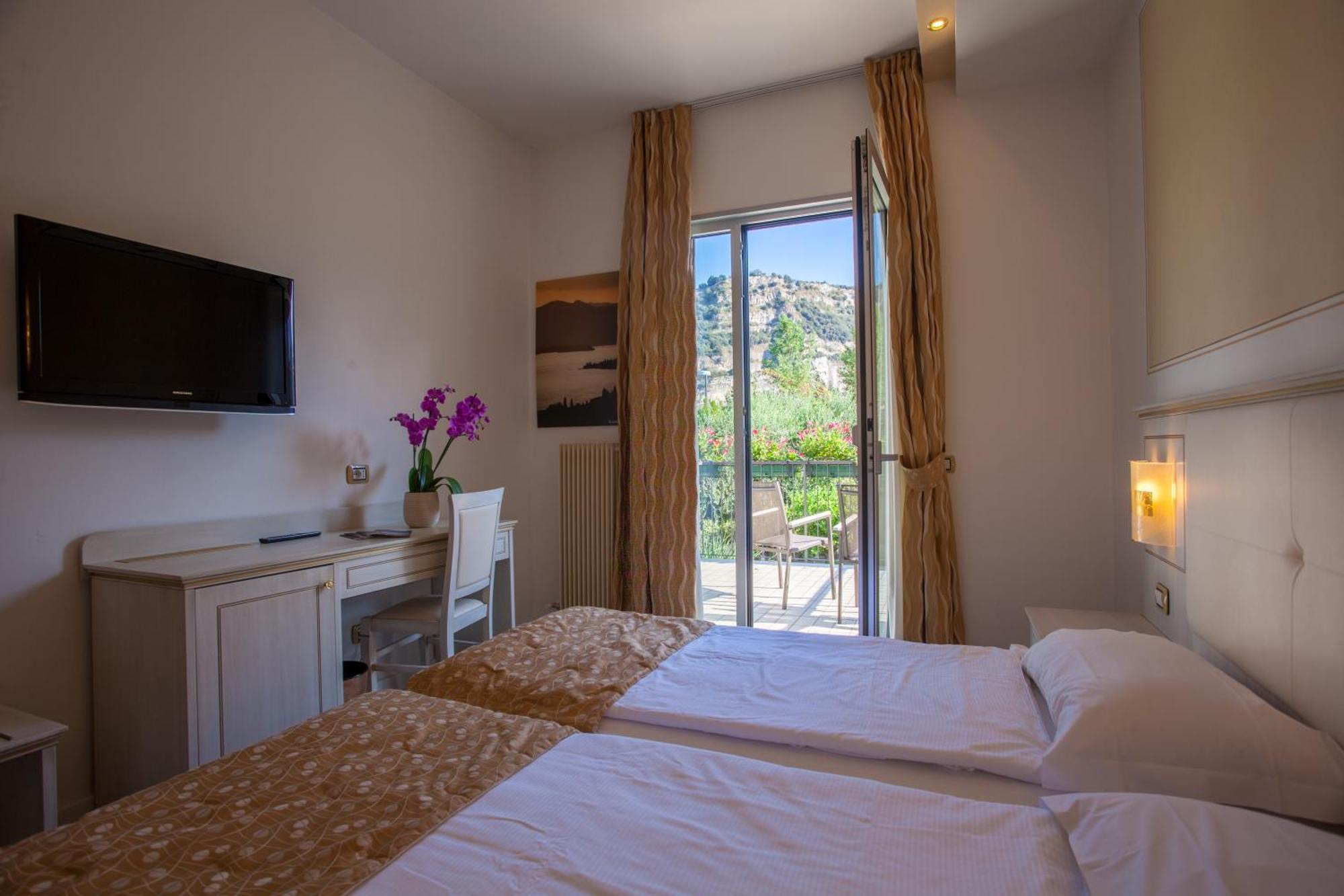 Hotel Lido Blu - Surf & Bike Torbole Sul Garda Room photo